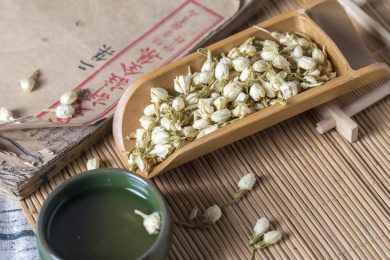 中国古典风格的茉莉花健康花茶与茶杯特写