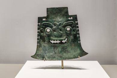 中国山东省青州市苏埠屯出土的商代青铜器亚醜钺复制品