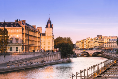 黄昏金色的阳光照映在巴黎塞纳河两岸的古典建筑物上