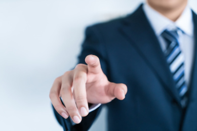 商业的身穿西服的男人手指触摸点击屏幕