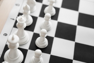 黑白格的棋盘以及黑白棋子的国际象棋对局