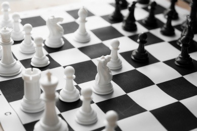黑白格的棋盘以及黑白棋子的国际象棋对局