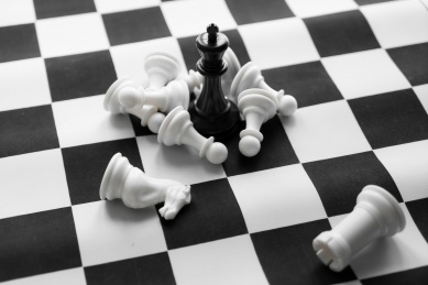 黑白格的棋盘以及黑白棋子的国际象棋对局