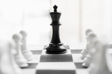黑白格的棋盘以及黑白棋子的国际象棋对局