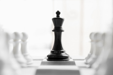 黑白格的棋盘以及黑白棋子的国际象棋对局