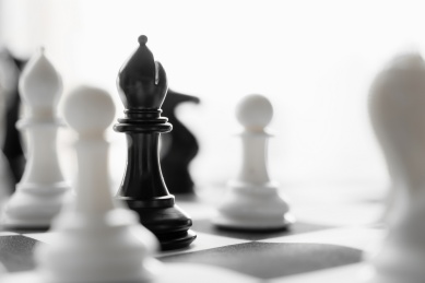 黑白格的棋盘以及黑白棋子的国际象棋对局