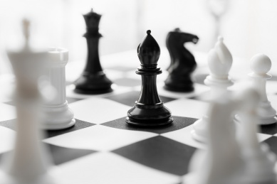 黑白格的棋盘以及黑白棋子的国际象棋对局