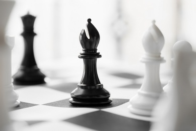 黑白格的棋盘以及黑白棋子的国际象棋对局