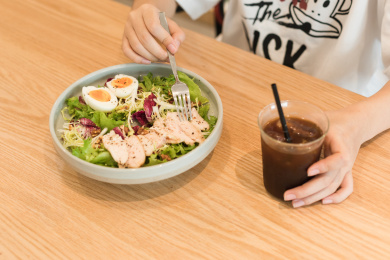 营养均衡鸡胸肉沙拉配冰美式