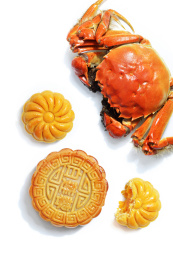 俯视白底上中国中秋节传统美食月饼和煮熟的大闸蟹