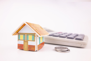 白色背景中的房子和计算器