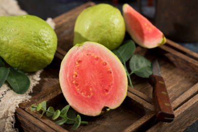 一个切开露出粉红色的红心芭乐