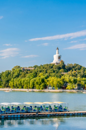 中国北京北海公园白塔和游船