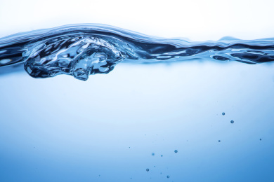 纯净水波动时水面产生了气泡