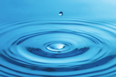 水滴落入纯净水中的一瞬间