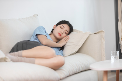 躺在白色沙发上睡着的东方女孩