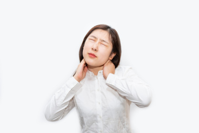 一个加班工作的中国人抚摸着自己的颈椎,颈椎病和脖子疼的症状