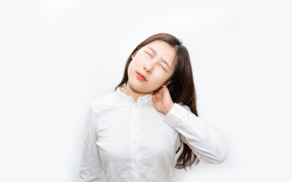 一个加班工作的中国人抚摸着自己的颈椎,颈椎病和脖子疼的症状