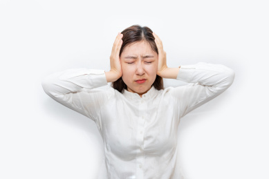 一个中国女白领上班族紧闭眼睛按摩着自己疼痛的头,无法忍受的头疼和头痛