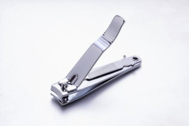 摆放在桌面上的不锈钢指甲刀