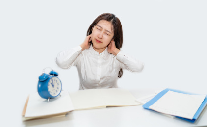 一个中国人因为加班过度劳累而导致脖子颈椎疼痛