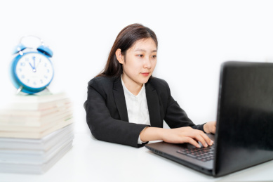 一个正在工作室内办公桌笔记本电脑前办公的中国女强人