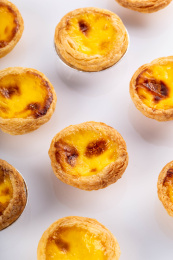 白色背景上很多个蛋挞摆放在一起