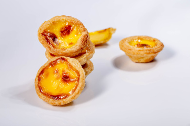 叠放在一起的蛋挞放在白色背景上