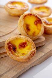 木板上的很多美食葡式蛋挞