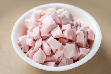 厨房台面上一大盆生猪肉肥肉