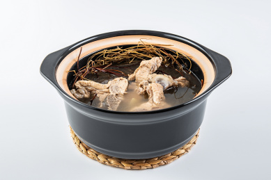 中国广东老火靓汤鸡骨草猪骨汤  