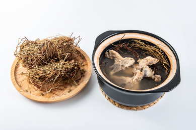 中国广东老火靓汤鸡骨草猪骨汤  