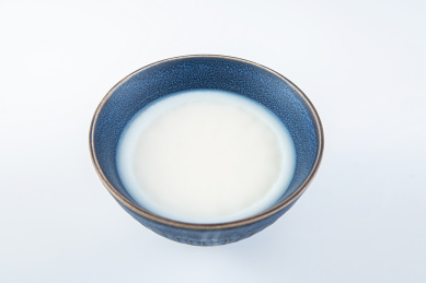 一碗白色凝固的猪油在白背景上 