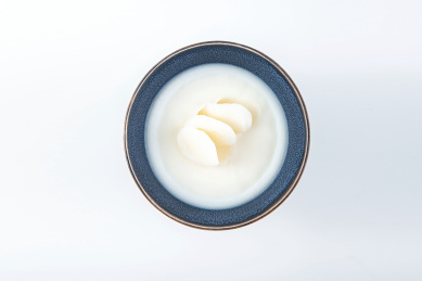 一碗白色凝固的猪油在白背景上 