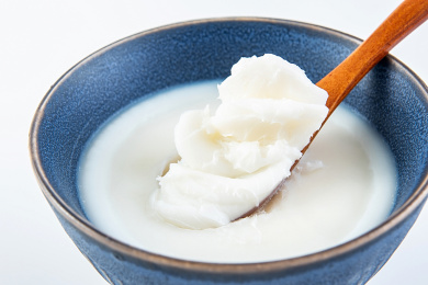 一碗白色凝固的猪油在白背景上 