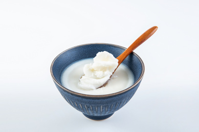 一碗白色凝固的猪油在白背景上 