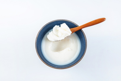 一碗白色凝固的猪油在白背景上 