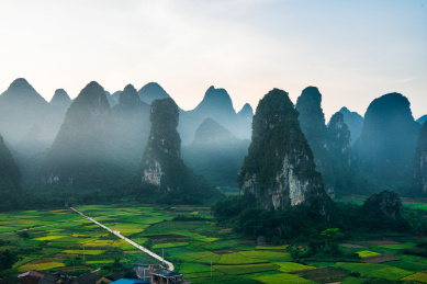中国广西桂林东山村清晨的田园风光
