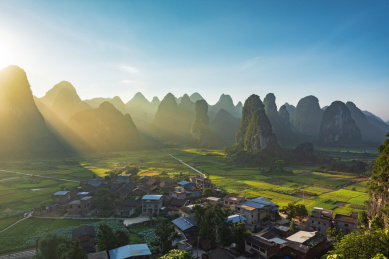 中国广西桂林东山村日出时分的乡村风光