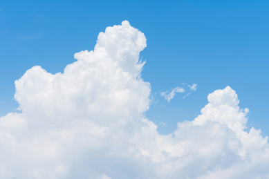 蓝色的天空中形状各异的白色云朵