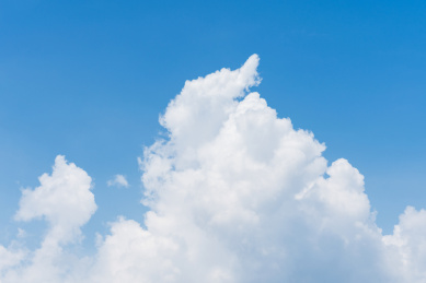 蓝色的天空中形状各异的白色云朵