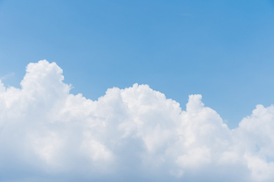 蓝色的天空中形状各异的白色云朵