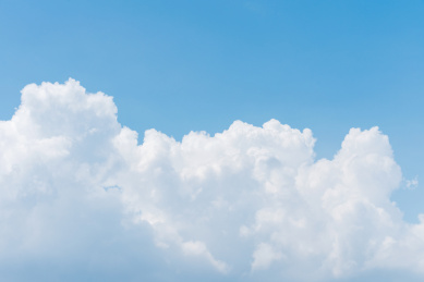 蓝色的天空中形状各异的白色云朵