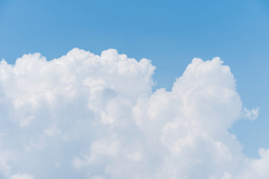 蓝色的天空中形状各异的白色云朵