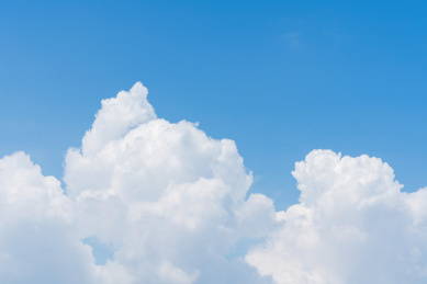 蓝色的天空中形状各异的白色云朵