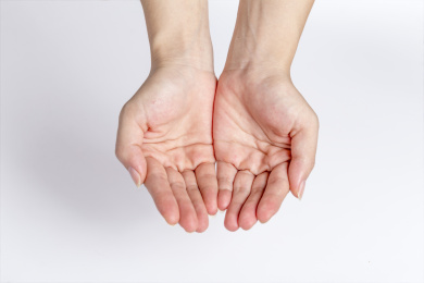 白色背景下打开双手捧着的姿势