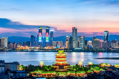 江西南昌滕王阁夜景，一江两岸红谷滩