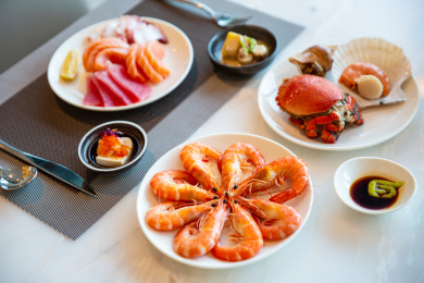 西餐桌上的丰盛海鲜大餐美食