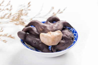 摆放在青花瓷碟子中的水煮菱角