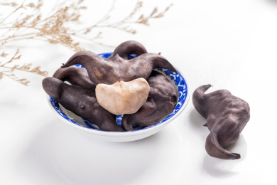 摆放在青花瓷碟子中的水煮菱角